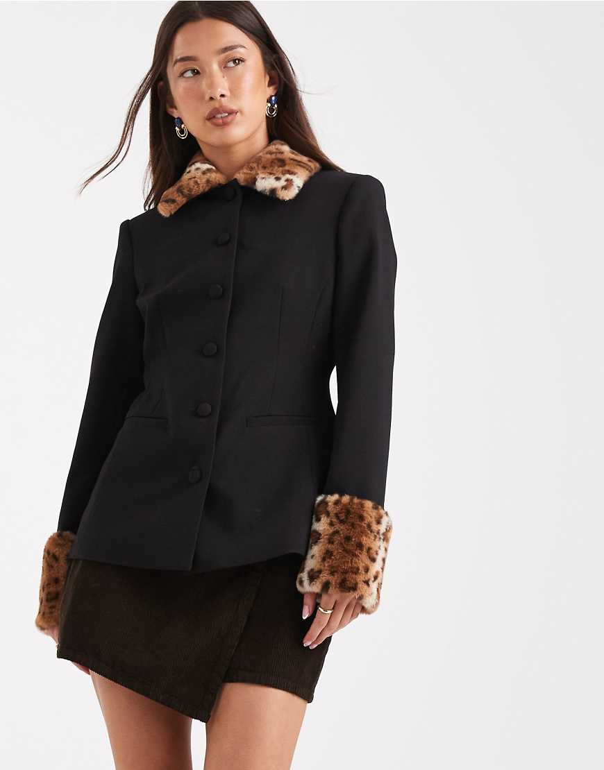 ASOS DESIGN - Blazer in Schwarz mit Kragen und Bündchen aus Kunstpelz mit Leopardenmuster von ASOS DESIGN