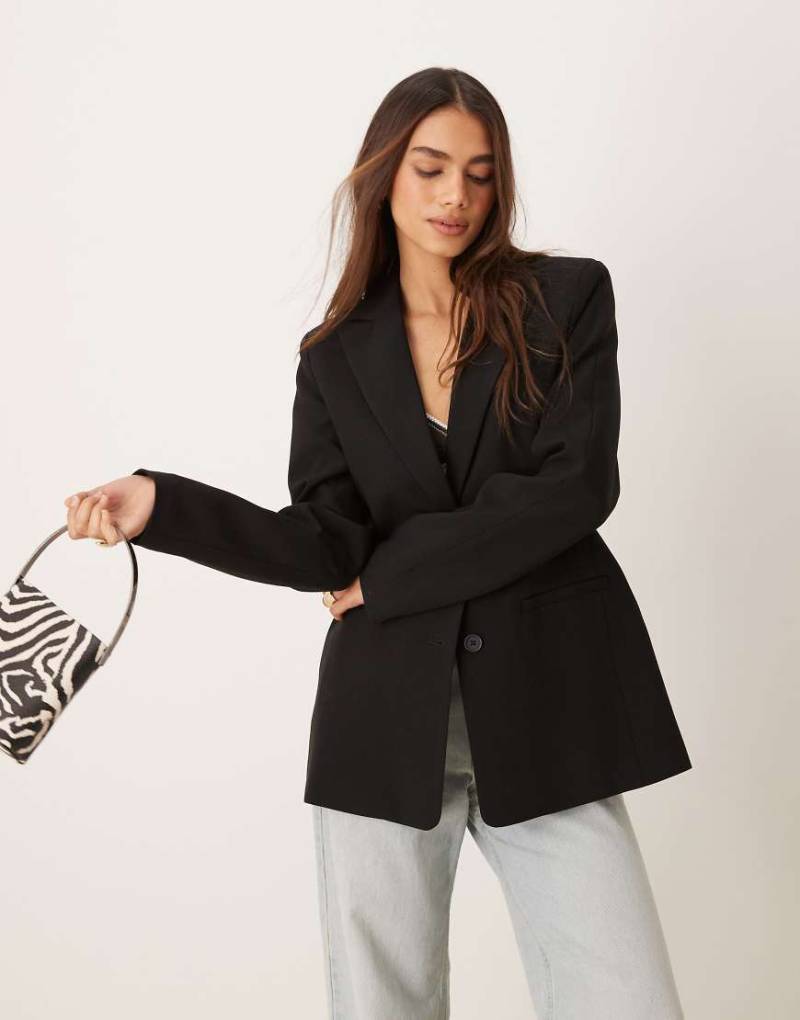 ASOS DESIGN - Blazer in Schwarz mit geformter Hüftpartie von ASOS DESIGN