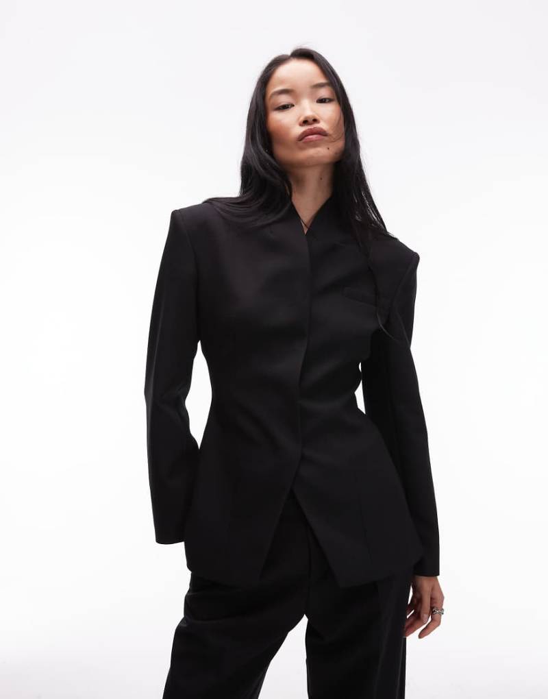 ASOS DESIGN - Blazer in Schwarz mit hoch angesetztem Knopfverschluss und Stehkragen ASOS DESIGN - Blazer in Schwarz mit hoch angesetztem Knopfverschluss und Stehkragen von ASOS DESIGN