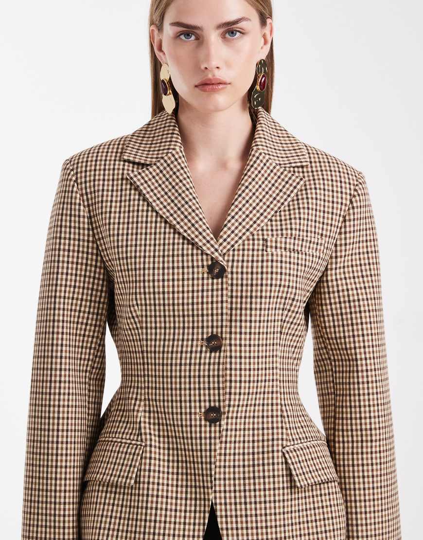 ASOS DESIGN - Blazer mit winzigem Karomuster und geformter Hüftpartie im taillierten Design-Bunt von ASOS DESIGN