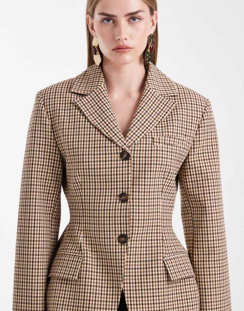 ASOS DESIGN - Blazer mit winzigem Karomuster und geformter Hüftpartie im taillierten Design-Bunt von ASOS DESIGN