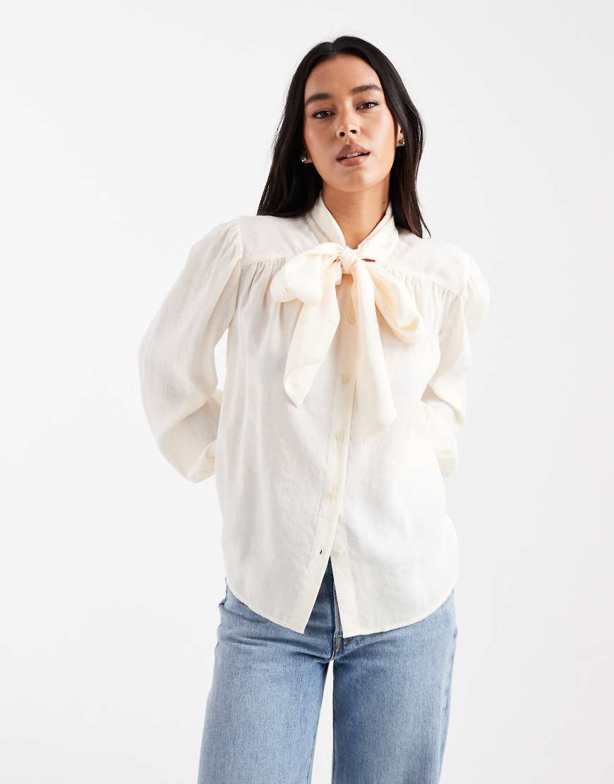 ASOS DESIGN - Blouson-Bluse in Creme mit Bindedetail vorne-Weiß von ASOS DESIGN