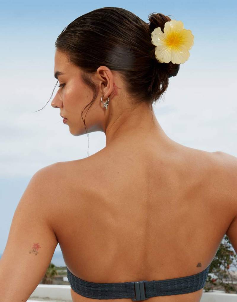 ASOS DESIGN - Blumen-Haarklammer mit gelbem Farbverlauf-Weiß von ASOS DESIGN