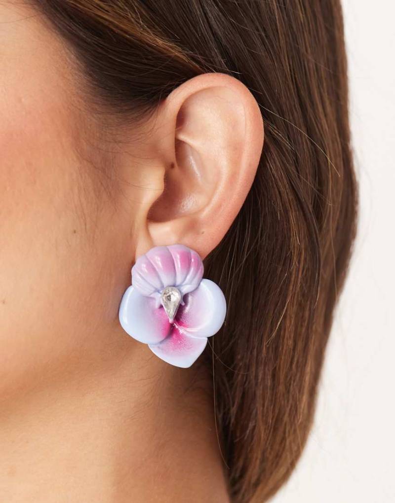 ASOS DESIGN - Blumen-Ohrstecker in Lilatönen mit mittigem Kunstkristall-Detail von ASOS DESIGN