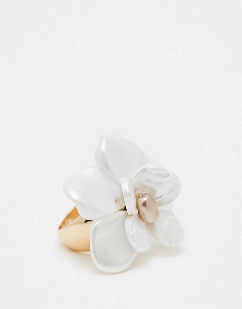 ASOS DESIGN - Blumenring in Goldoptik mit Kunstperlen-Goldfarben von ASOS DESIGN