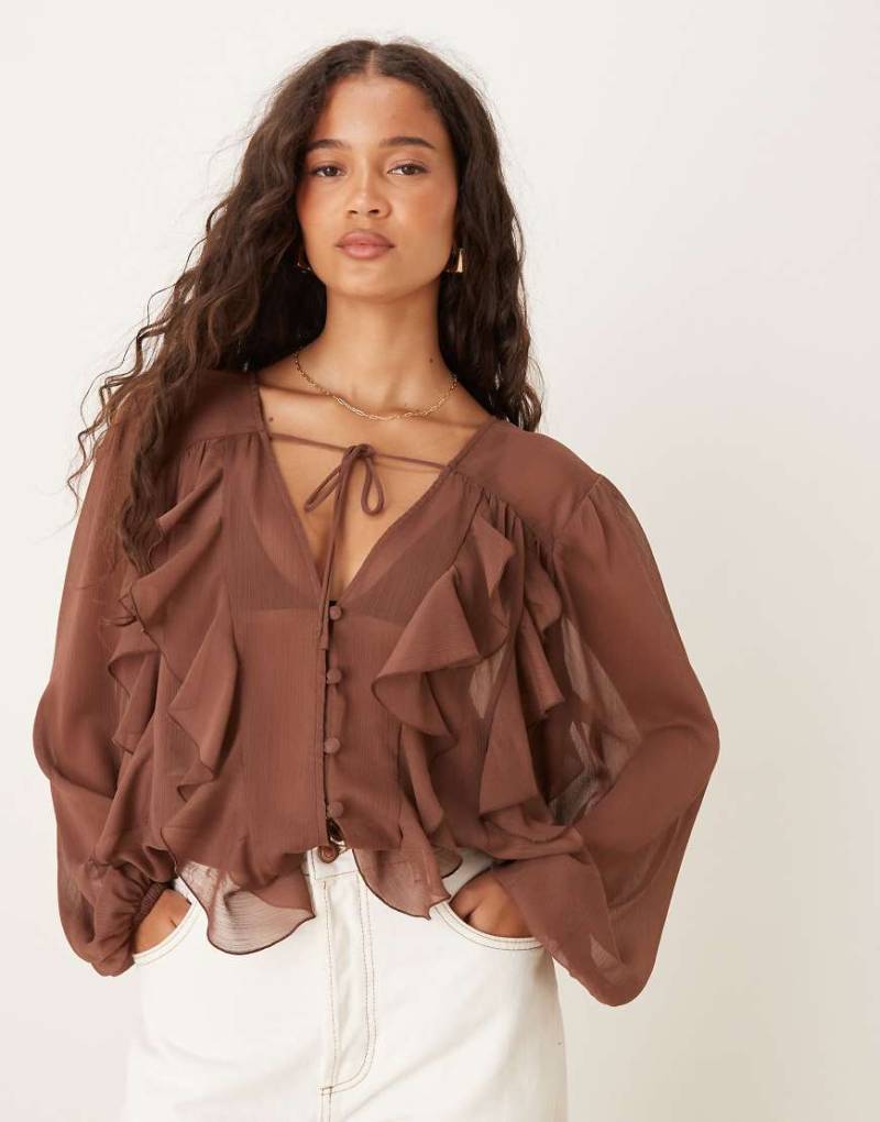 ASOS DESIGN - Bluse aus Chiffon in Schokobraun mit Rüschen von ASOS DESIGN
