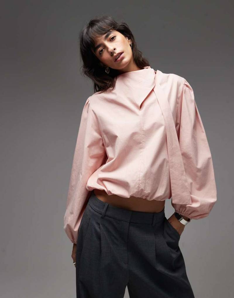 ASOS DESIGN - Bluse aus Popeline in Hellrosa mit Schnürung am Ausschnitt von ASOS DESIGN