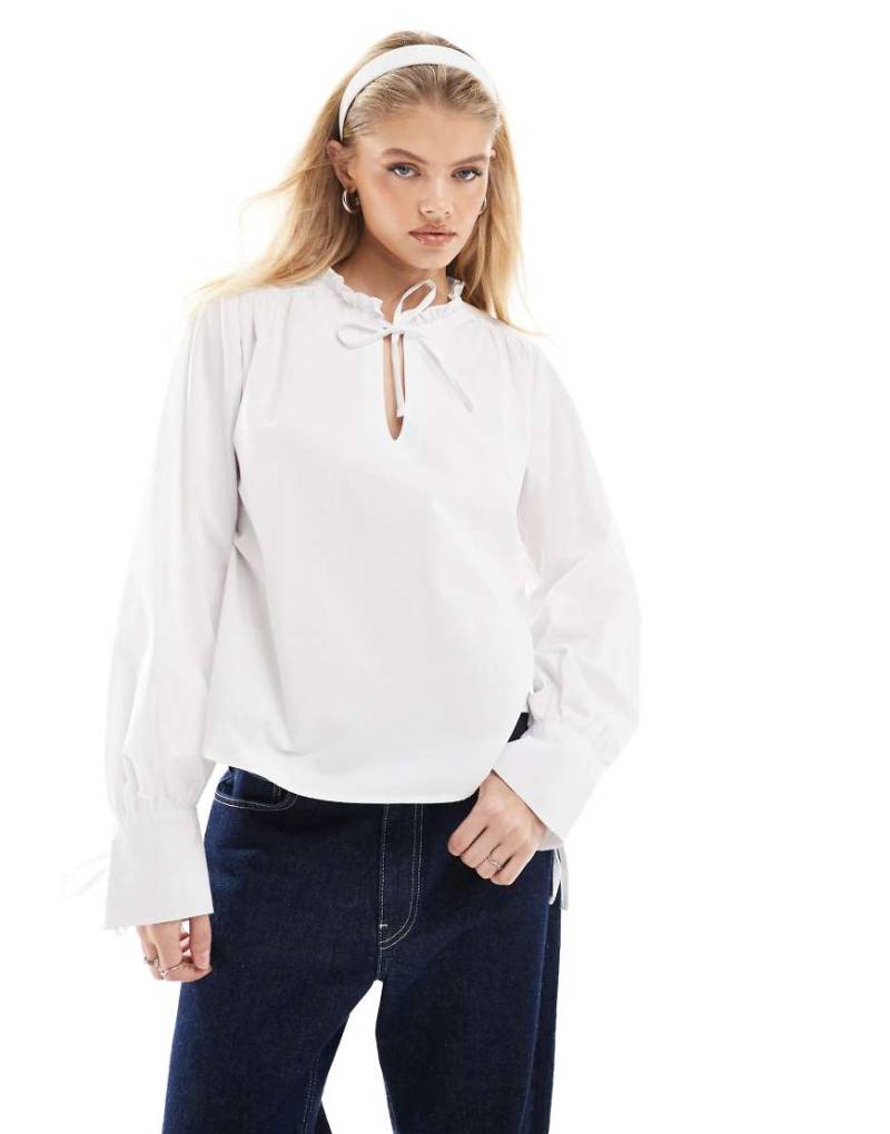 ASOS DESIGN - Bluse aus Popeline in Weiß mit Rüschenkragen von ASOS DESIGN