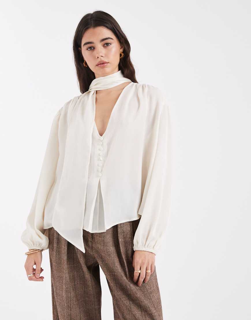 ASOS DESIGN - Bluse aus Satin in Elfenbeinweiß mit Schal am Ausschnitt von ASOS DESIGN