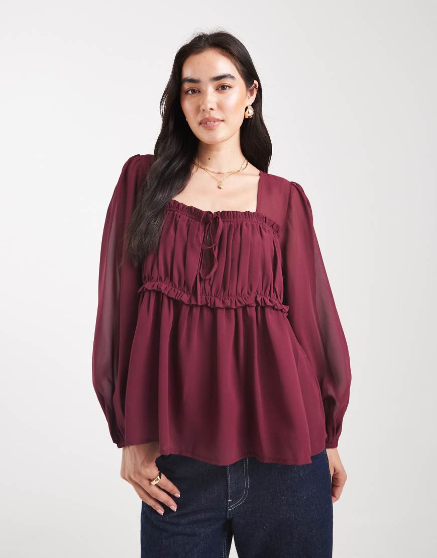 ASOS DESIGN - Bluse aus durchscheinendem Material in Burgunderrot mit Passe und gerafftem Detail von ASOS DESIGN