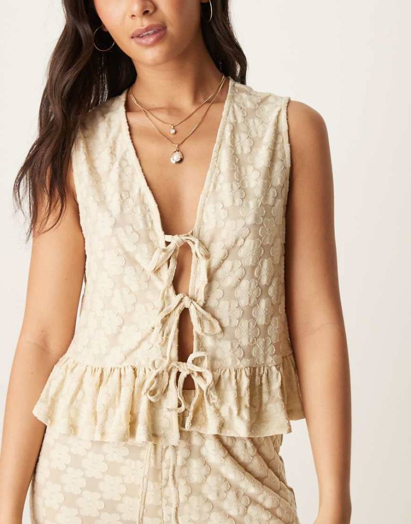 ASOS DESIGN - Bluse aus floraler Spitze in Mandelmilch-Beige mit gebundener Vorderseite, Kombiteil-Schwarz von ASOS DESIGN