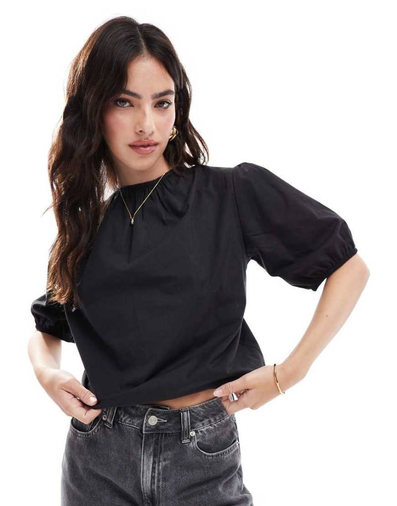 ASOS DESIGN - Bluse aus schwarzem Popeline mit Puffärmeln und Rückendetail von ASOS DESIGN