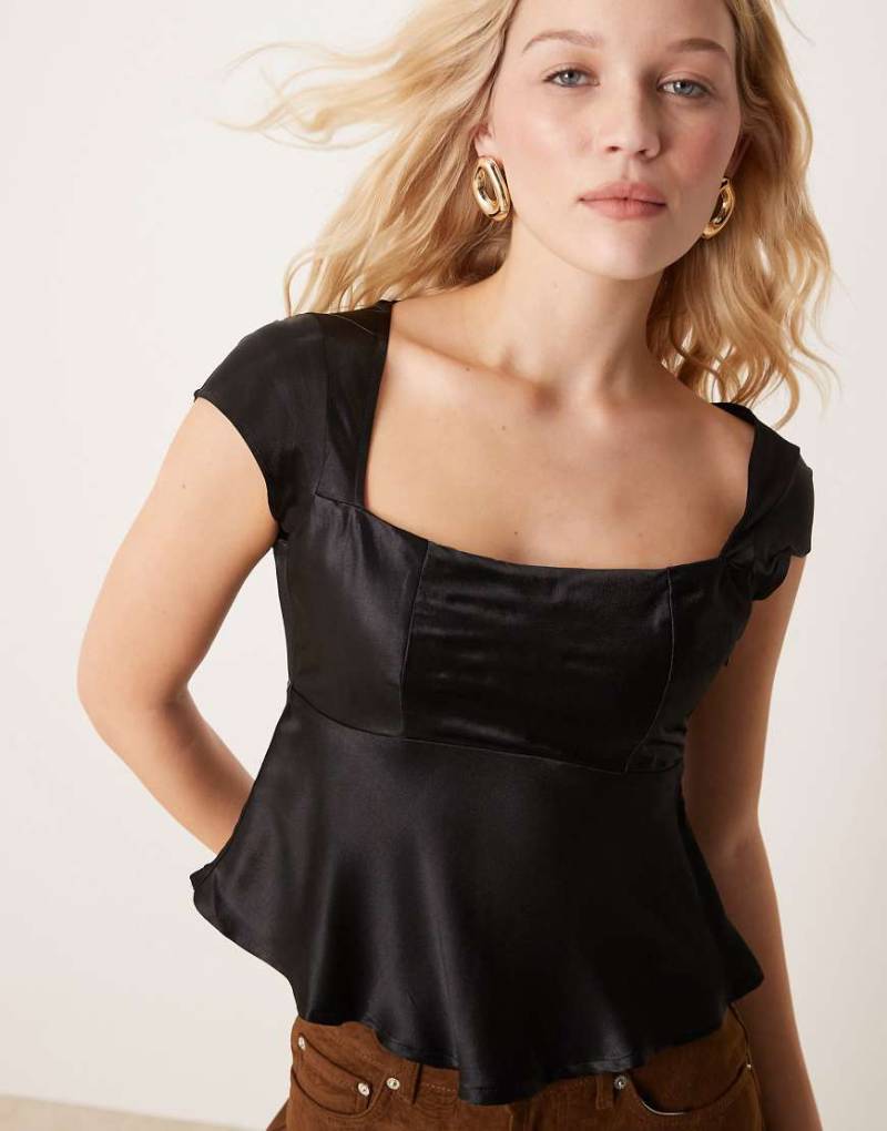 ASOS DESIGN - Bluse aus schwarzem Satin mit breitem, eckigem Ausschnitt von ASOS DESIGN