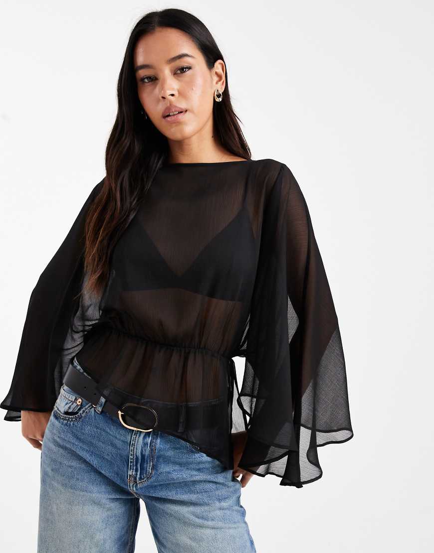 ASOS DESIGN - Bluse aus transparentem Chiffon mit Cape-Design, Fledermausärmeln und U-Boot-Ausschnitt-Bunt von ASOS DESIGN