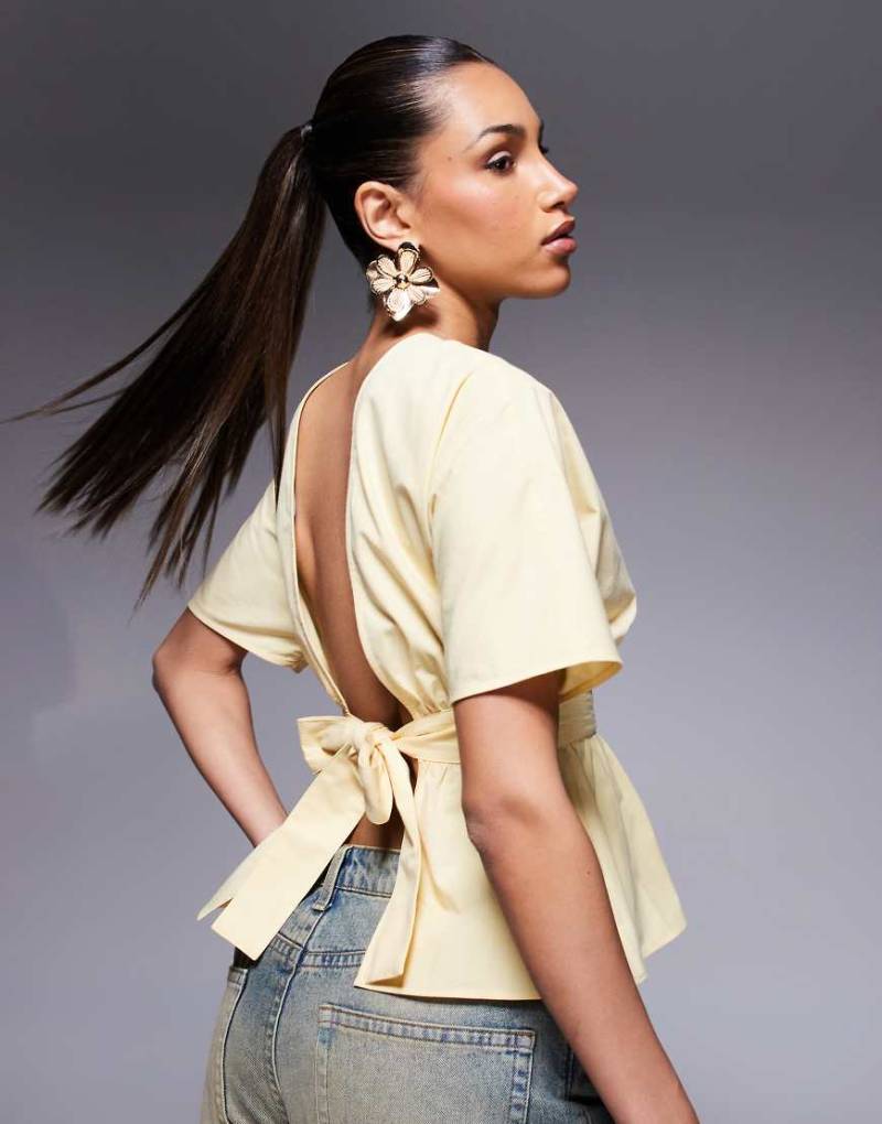 ASOS DESIGN - Bluse in Buttermilchgelb mit Rückenausschnitt und Bindegürtel von ASOS DESIGN
