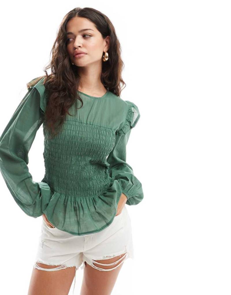 ASOS DESIGN - Bluse in Grün mit gesmokter Taille und Rüschendetail von ASOS DESIGN