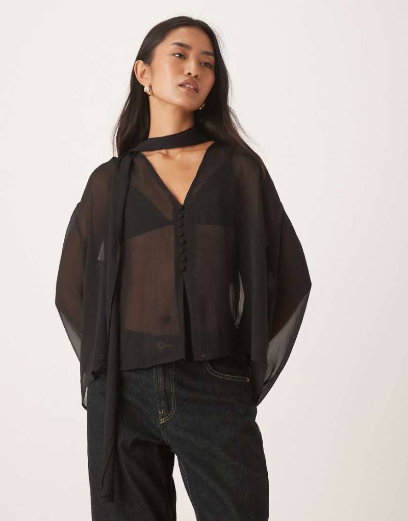 ASOS DESIGN - Bluse in Schwarz mit Knopfleiste und Tuchschal-Detail vorne von ASOS DESIGN