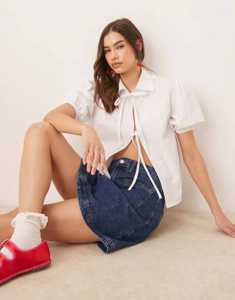 ASOS DESIGN - Bluse in Weiß mit Puffärmeln und Schnürung vorne von ASOS DESIGN