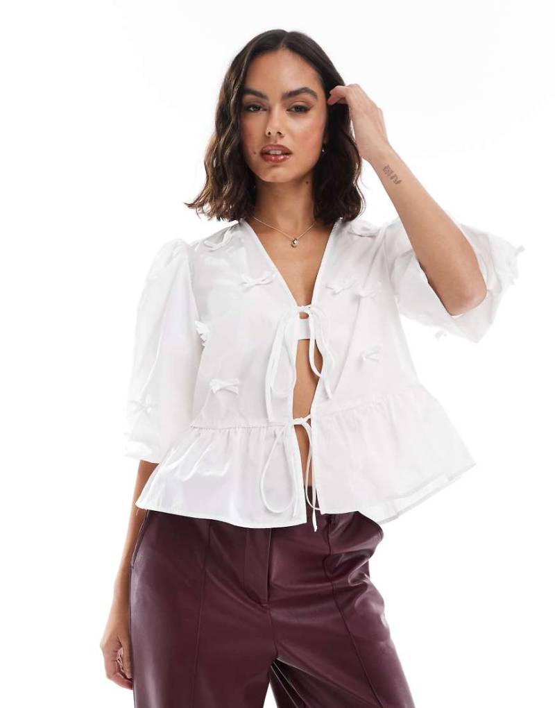 ASOS DESIGN - Bluse in Weiß mit Schleifendetail und gebundener Vorderseite von ASOS DESIGN