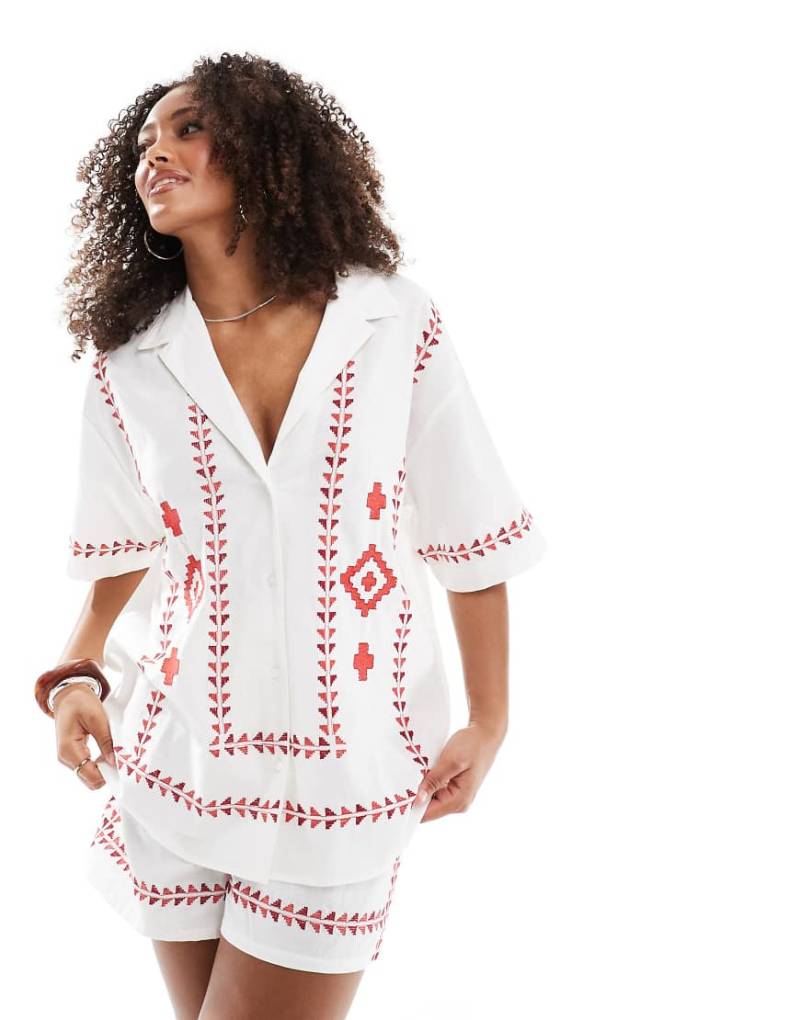 ASOS DESIGN - Bluse in Weiß mit Stickerei in Rot, Kombiteil-Bunt von ASOS DESIGN