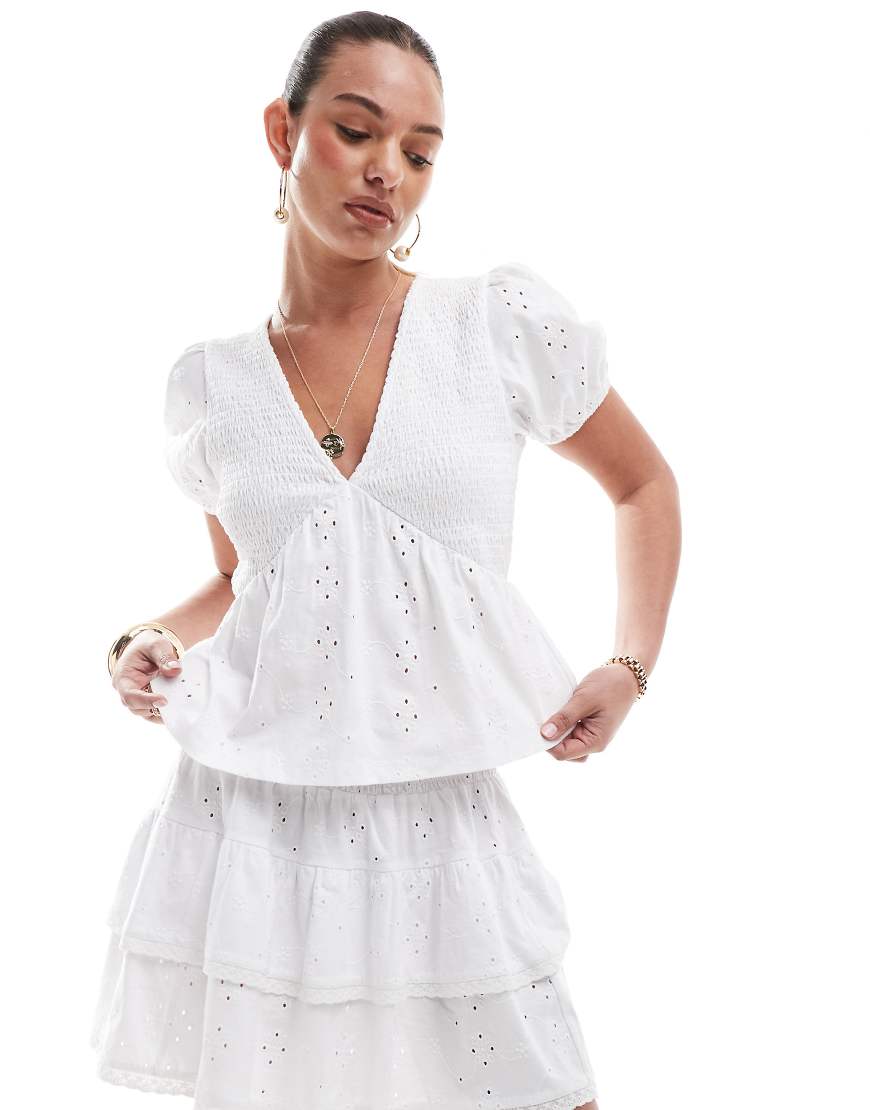 ASOS DESIGN - Bluse in Weiß mit gesmoktem Detail, Lochstickerei und V-Ausschnitt von ASOS DESIGN
