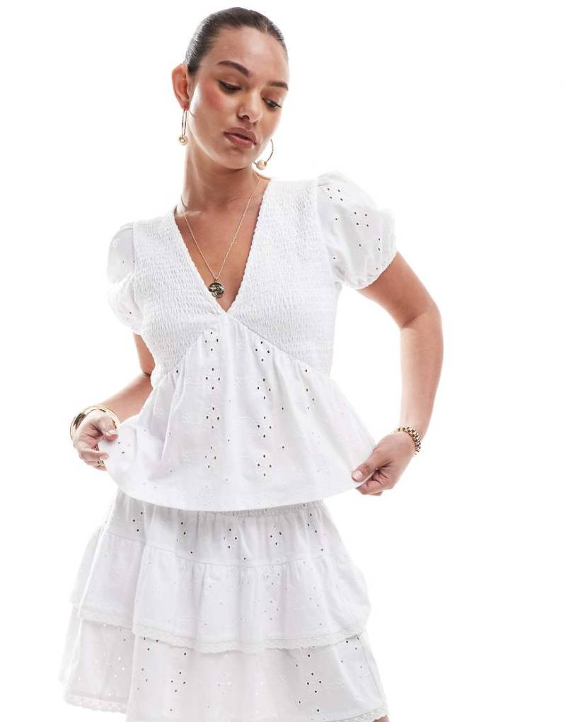 ASOS DESIGN - Bluse in Weiß mit gesmoktem Detail, Lochstickerei und V-Ausschnitt von ASOS DESIGN
