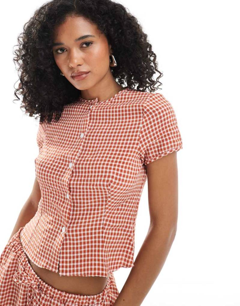 ASOS DESIGN - Bluse mit schmalem Schnitt, Kappärmeln und rot-weißen Vichy-Karos, Kombiteil von ASOS DESIGN