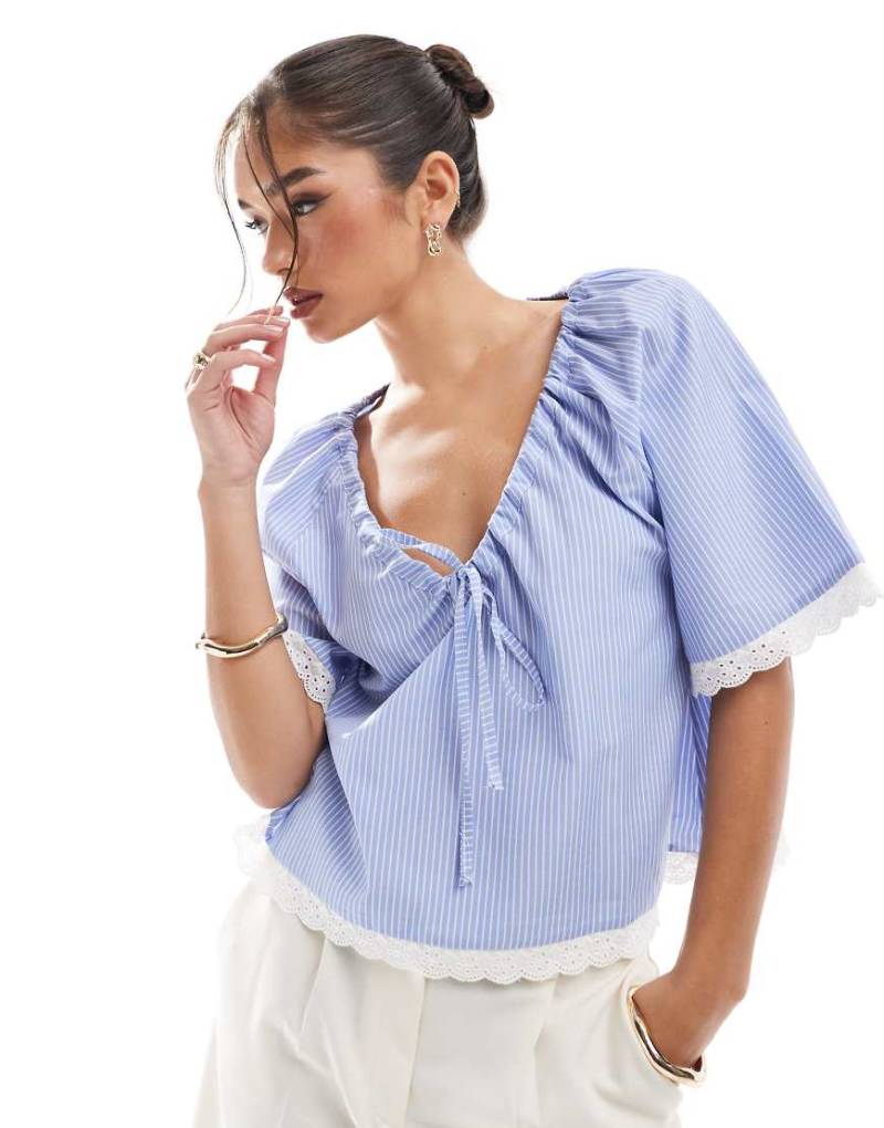 ASOS DESIGN - Bluse zum Reinschlüpfen in Blau gestreift mit gerafftem Ausschnitt von ASOS DESIGN