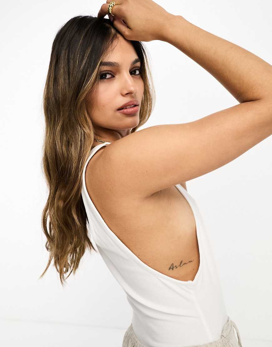 ASOS DESIGN - Body in Weiß mit tiefem Arm- und Rückenausschnitt ASOS DESIGN - Body in Weiß mit tiefem Arm- und Rückenausschnitt von ASOS DESIGN