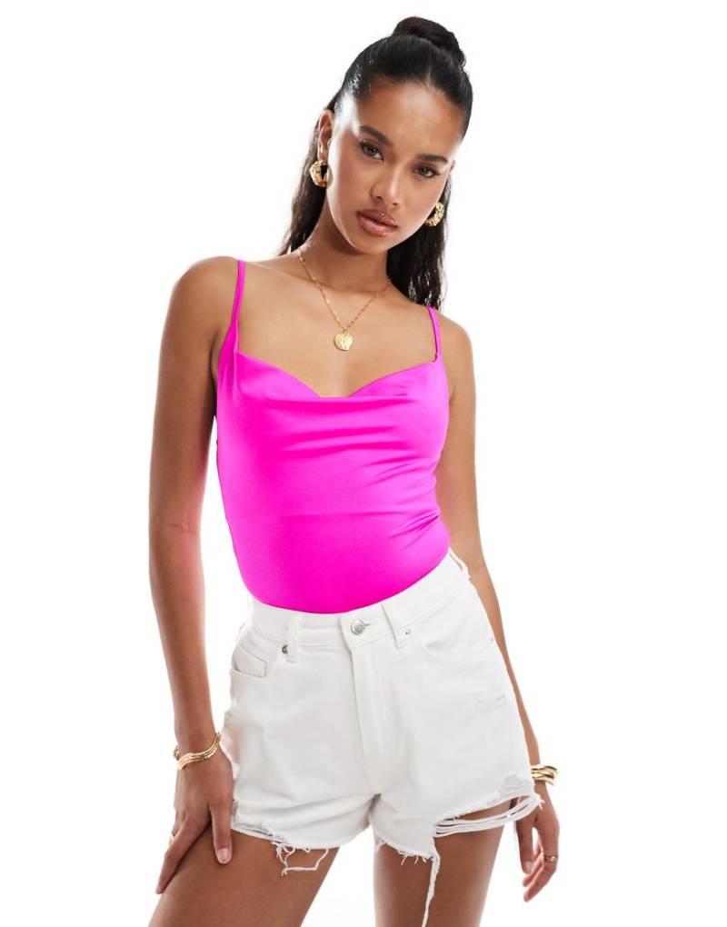 ASOS DESIGN - Body in matt schimmerndem Rosa mit Wasserfallausschnitt von ASOS DESIGN