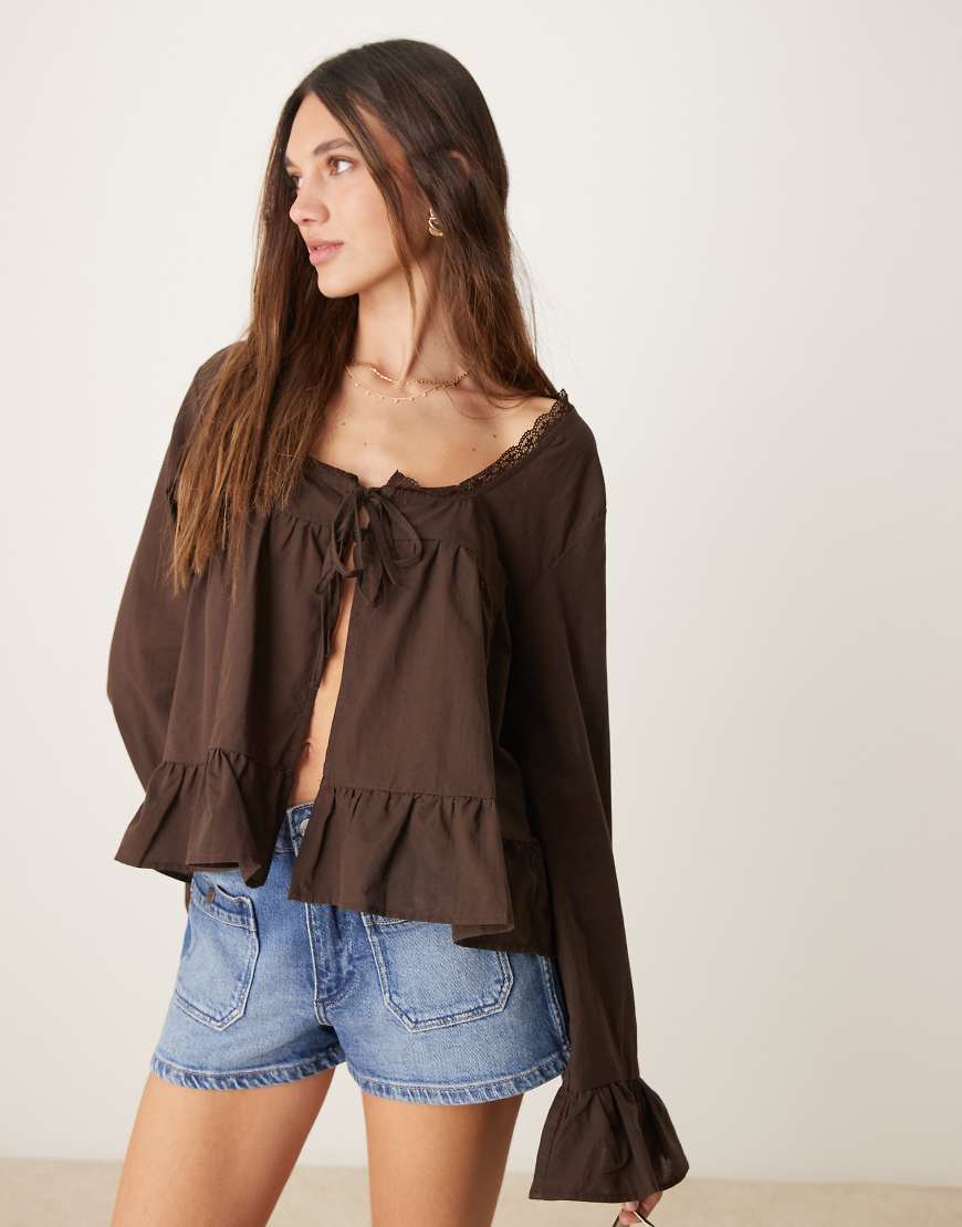 ASOS DESIGN - Boho-Bluse aus Baumwolle in Schokobraun mit Spitzenborte von ASOS DESIGN