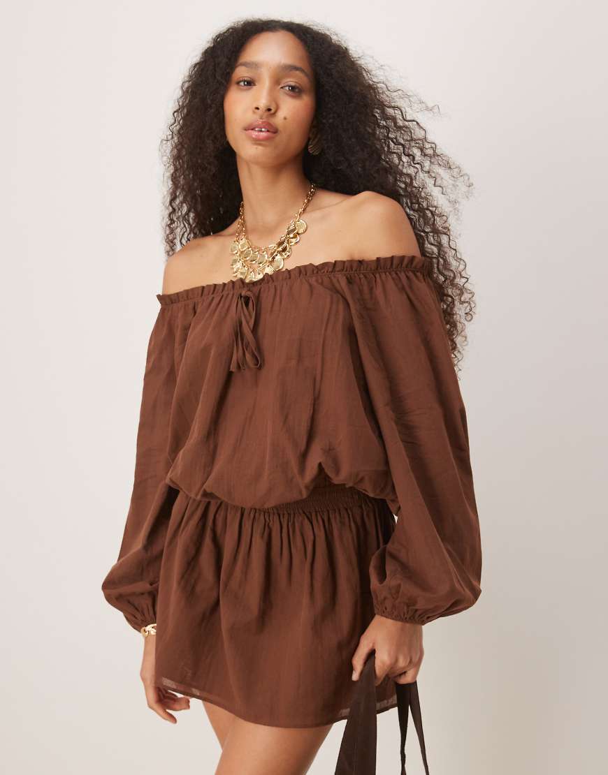 ASOS DESIGN - Boho-Minikleid in Schokobraun aus Baumwolle mit Bardotkragen von ASOS DESIGN