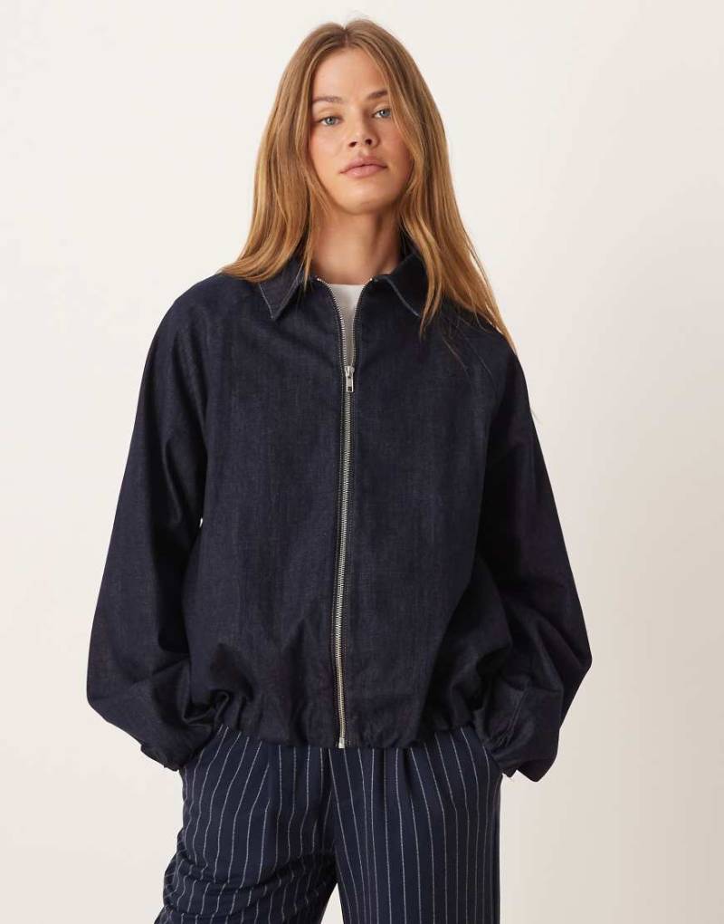ASOS DESIGN - Bomber-Jeansjacke in Rinse-Waschung mit Ballonsaum-Marineblau von ASOS DESIGN