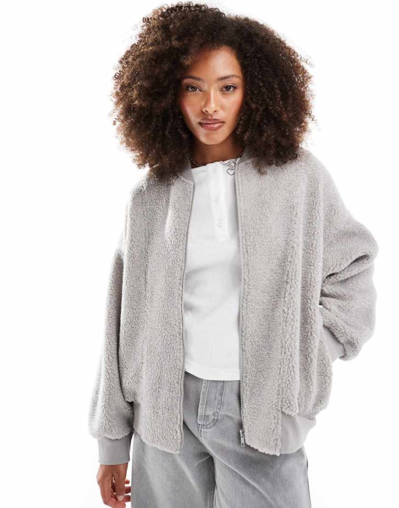 ASOS DESIGN - Bomber-Sweatshirt aus Teddy-Fleece in Grau-Neutral von ASOS DESIGN