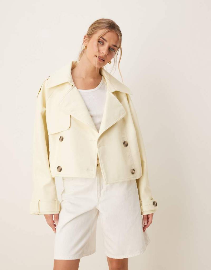 ASOS DESIGN - Bomber-Trenchcoat in Buttermilchgelb mit Lederoptik-Keine Farbe von ASOS DESIGN