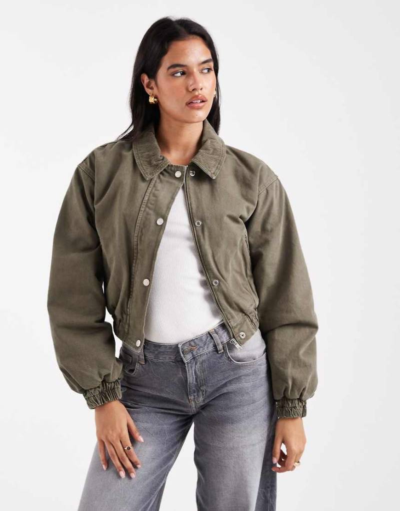 ASOS DESIGN - Bomberjacke aus Denim in Khaki-Grün von ASOS DESIGN