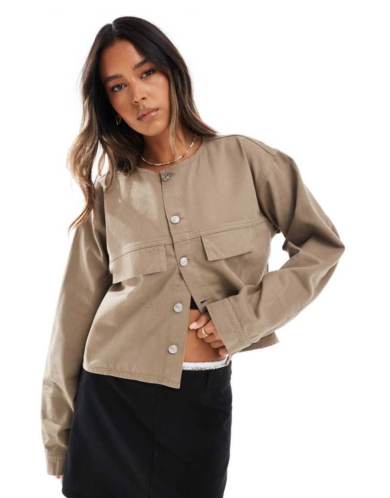 ASOS DESIGN - Bomberjacke aus Denim in der Farbe Sandstorm-Braun von ASOS DESIGN