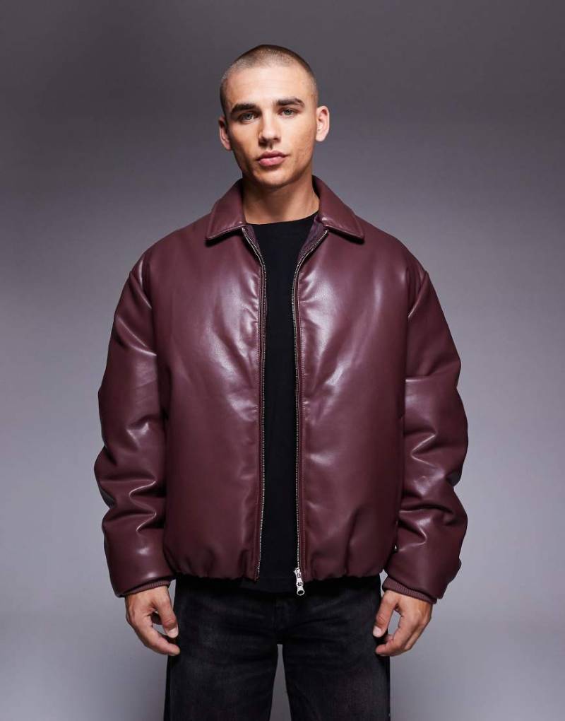 ASOS DESIGN - Bomberjacke aus Kunstleder in Burgunderrot von ASOS DESIGN