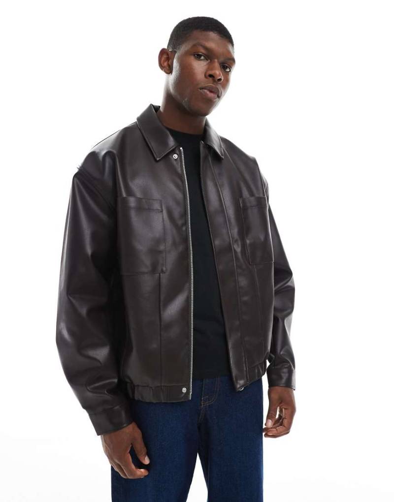 ASOS DESIGN - Bomberjacke aus Kunstleder in Dunkelbraun von ASOS DESIGN