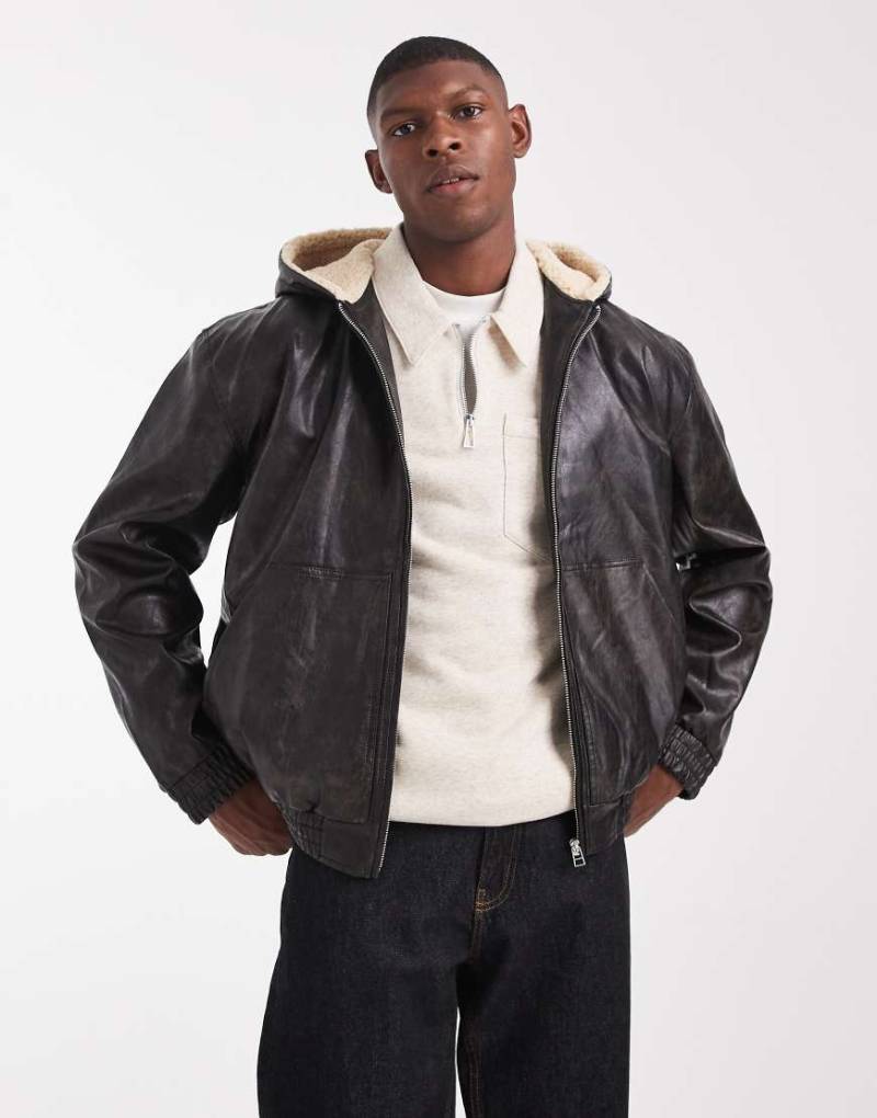 ASOS DESIGN - Bomberjacke aus Kunstleder in Schwarz mit Kapuze mit Teddyfellfutter von ASOS DESIGN