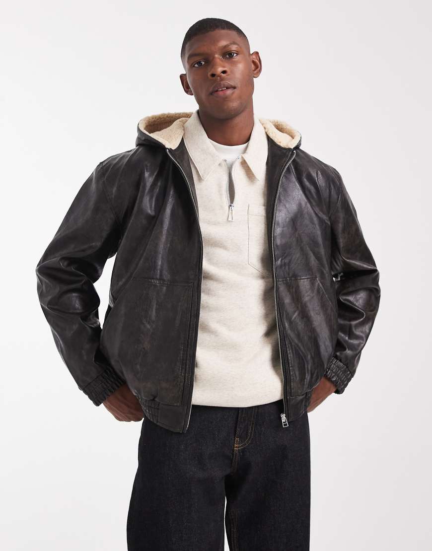 ASOS DESIGN - Bomberjacke aus Kunstleder in Schwarz mit Kapuze mit Teddyfellfutter von ASOS DESIGN