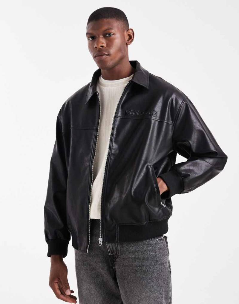 ASOS DESIGN - Bomberjacke aus Kunstleder in Schwarz mit Printdetail von ASOS DESIGN