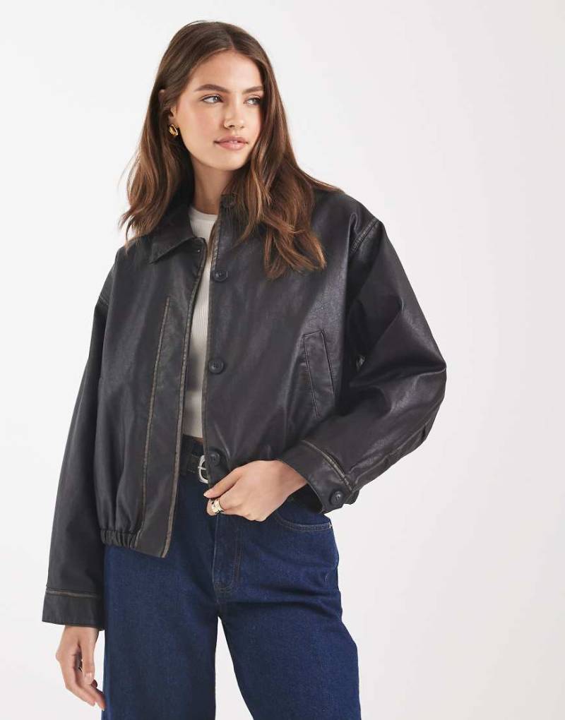 ASOS DESIGN - Bomberjacke aus Kunstleder in verwaschenem Schwarz mit Vintage-Waschung von ASOS DESIGN