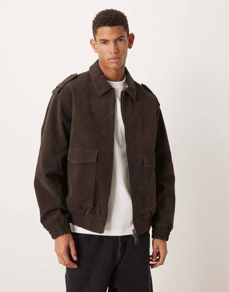 ASOS DESIGN - Bomberjacke aus Wildlederimitat in Braun-Brown von ASOS DESIGN
