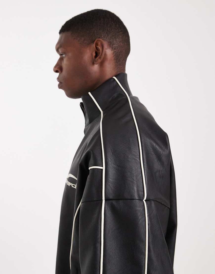 ASOS DESIGN - Bomberjacke aus schwarzem Kunstleder von ASOS DESIGN