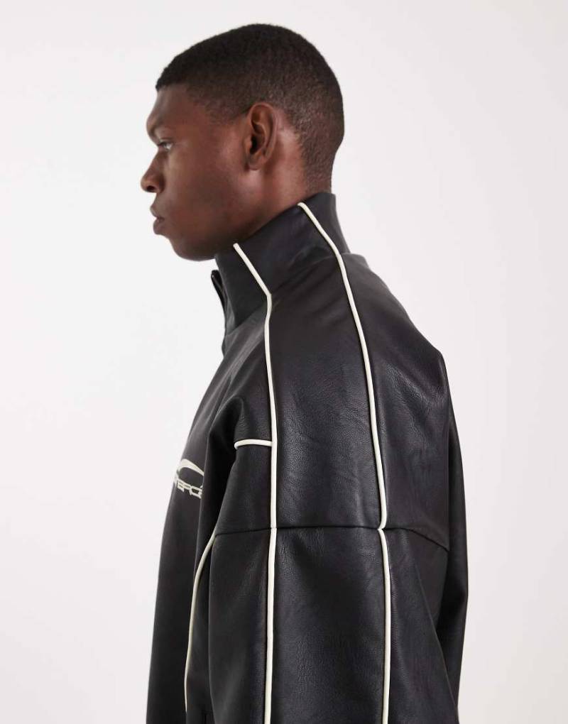 ASOS DESIGN - Bomberjacke aus schwarzem Kunstleder von ASOS DESIGN