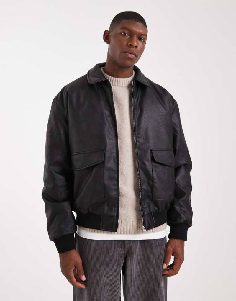 ASOS DESIGN - Bomberjacke aus schwarzem Kunstleder von ASOS DESIGN