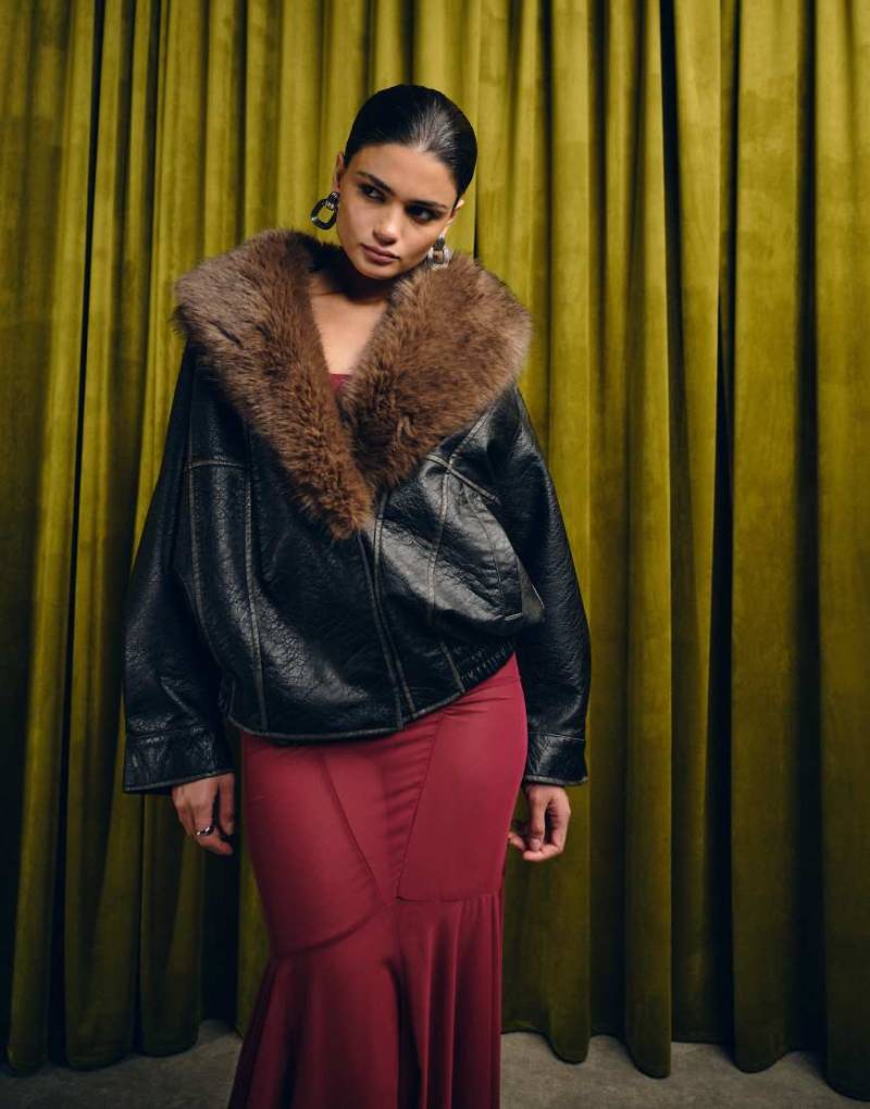 ASOS DESIGN - Bomberjacke aus schwarzer Lederoptik mit Schalkragen mit Kunstpelzbesatz von ASOS DESIGN