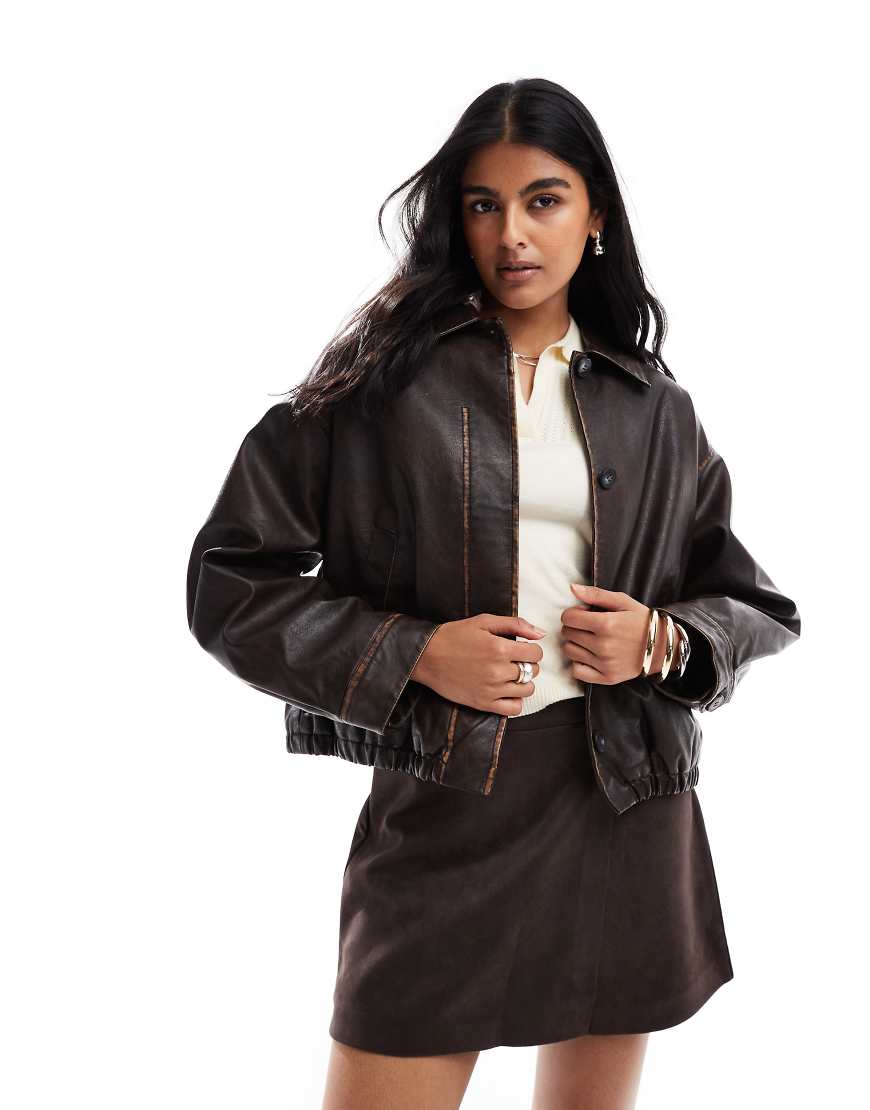 ASOS DESIGN - Bomberjacke in Braun mit Leder-Optik in Vintage-Waschung ASOS DESIGN - Bomberjacke in Braun mit Leder-Optik in Vintage-Waschung von ASOS DESIGN
