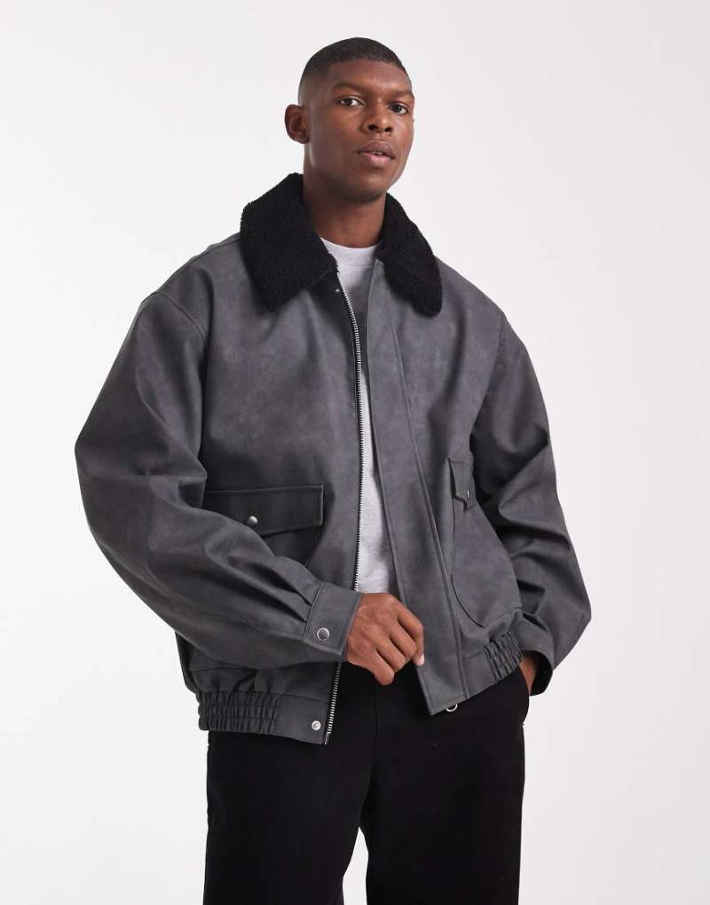 ASOS DESIGN - Bomberjacke in Grau mit abgesetztem Teddyfell-Kragen ASOS DESIGN - Bomberjacke in Grau mit abgesetztem Teddyfell-Kragen von ASOS DESIGN